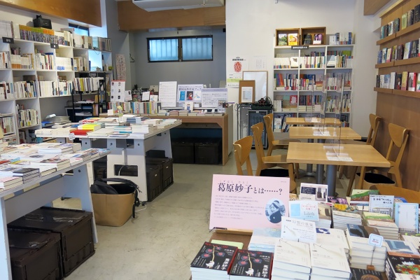 「ajiro」店内。置かれた本のテーマは、詩歌、海外文学（小説、エッセイ、人文書）と旅。他の出版社の本や同人誌も扱う（写真：大塚千春）