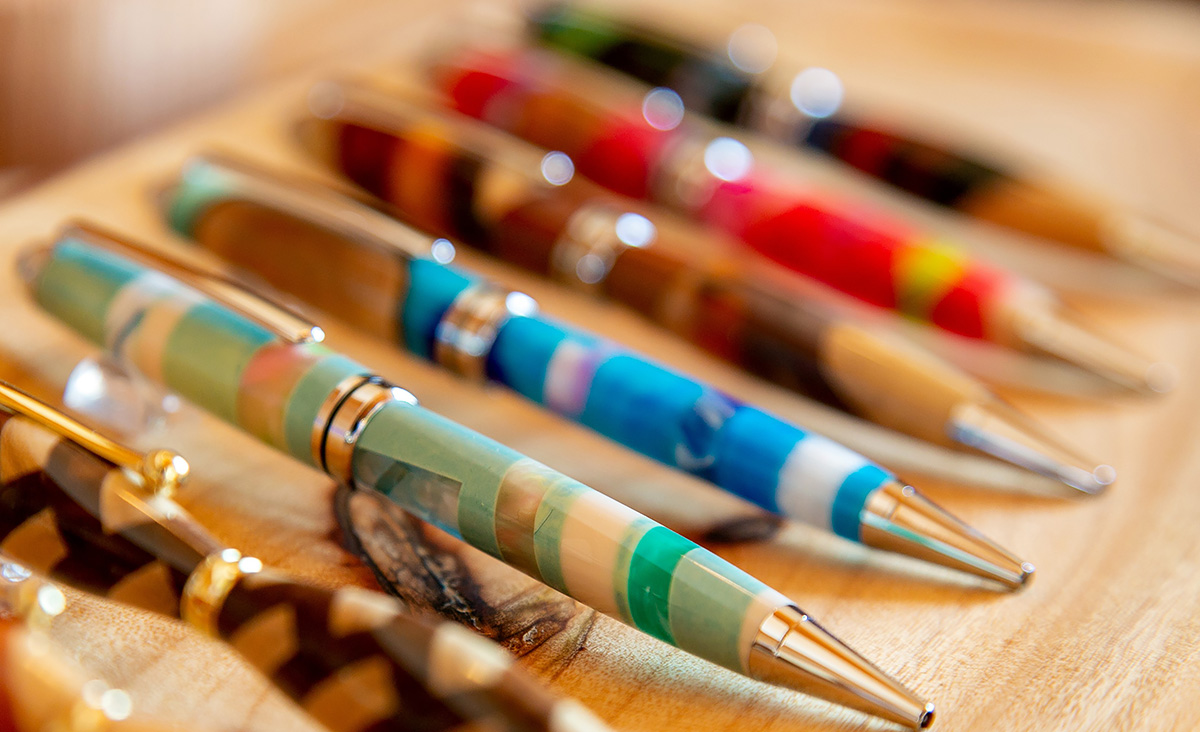 偉人の手ぬぐい。天然木のペン。地元の魅力をつくる「新・長崎人」（2