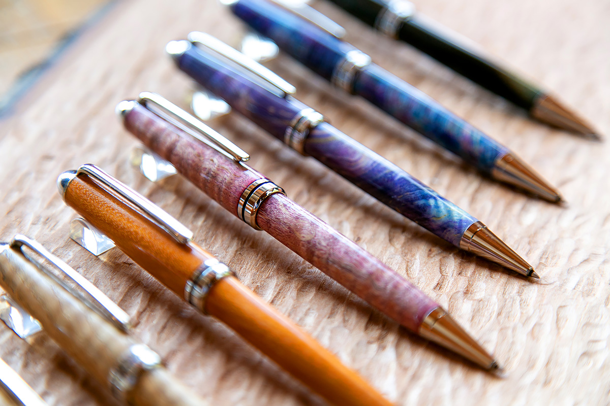 偉人の手ぬぐい。天然木のペン。地元の魅力をつくる「新・長崎人」（2