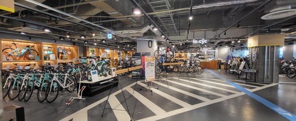 「プレイアトレ土浦」1階のサイクルショップでは、最新のスポーツバイクの購入だけでなくレンタルでの利用も可能