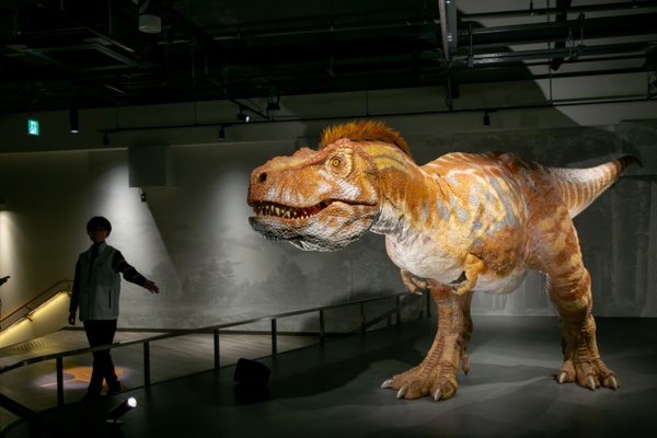 頭や胴が動く全長約6メートルのティラノサウルスのロボット