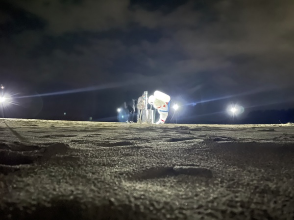 アミュラポのプレゼンテーションによる「月面極地探査実験A」の様子。宇宙服風のコスプレでミッションを実行している（写真：amulapo）