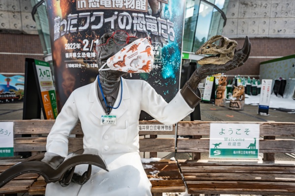 白衣を着た「恐竜博士」が福井駅構内で出迎えてくれる（写真：浅野 功）