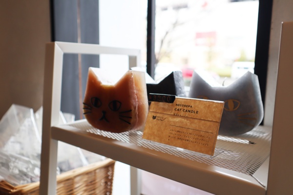 岐阜店から200m程度のところにある「NECOREPA STORE GIFU」。ショップ内にはカフェスペースが併設され、猫好きならずとも欲しくなる愛らしい猫グッズが並ぶ（撮影：中島 有里子）
