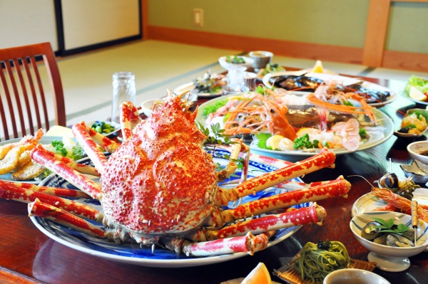 戸田で提供されるタカアシガニと深海魚料理の一例（提供：沼津市）