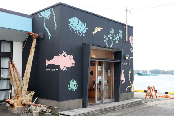 漁協の直売所の一角にある展示室「ヘダトロール」。小さな水槽のほか、資料や標本などが展示されている。協力隊の任期が終了した現在も、青山さんはボランティアで管理を続けている(撮影:中島有里子)