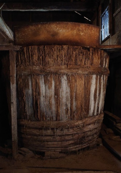 乳酸菌や酵母菌といった醤油造りに欠かせない菌がびっしりと付いている木桶が、現在ヤマロク醤油には87本ある（写真：元田 光一）