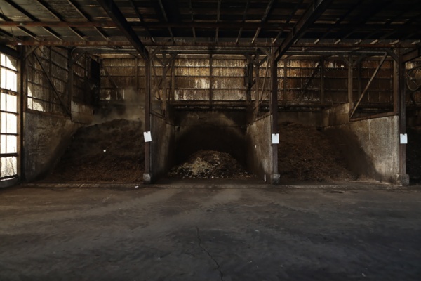 大崎有機工場で堆肥化される生ごみ（写真：志鎌康平）