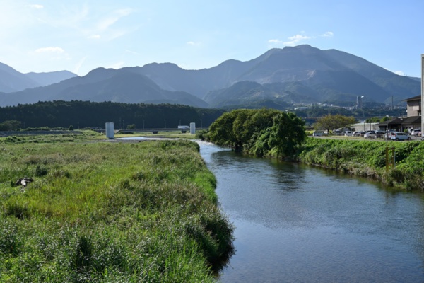 旧北勢町を流れる員弁(いなべ)川。正面の山には太平洋セメントの藤原工場があり、運搬用に貨物鉄道が走っている(写真:山出高士)