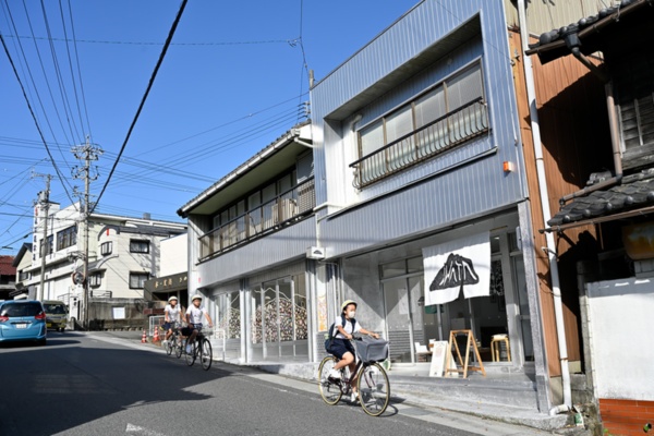 旧北勢町の中心部、阿下喜(あげき)地区のメインストリート。この界隈が移住者で盛り上がっている(写真:山出高士)
