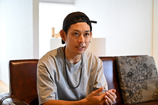 松本さんは、寺園さんと対を成すような都会派の風貌。松風カンパニーの事業面を取り仕切る参謀役だ(写真:山出高士)