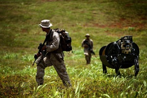 ハワイでの軍事演習でLS-3ロボットの運用実験をする米海軍