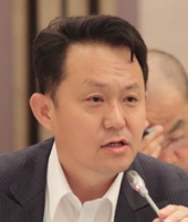 曾根 芳康氏