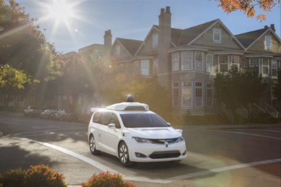 Waymoが開発した自動運転技術を実装したFCAのミニバン「Chrysler Pacifica Hybrid」(写真:FCA US)