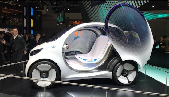 いくつもの自動車メーカーがドライバーレスの自動運転車開発を進めている