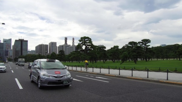 実証実験で都内の公道を走行中の自動運転タクシー(出所:日の丸交通)