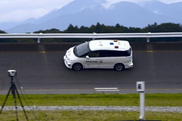 ブリヂストンのテストコースを走行するZMPの自動運転車(出所:ZMP)