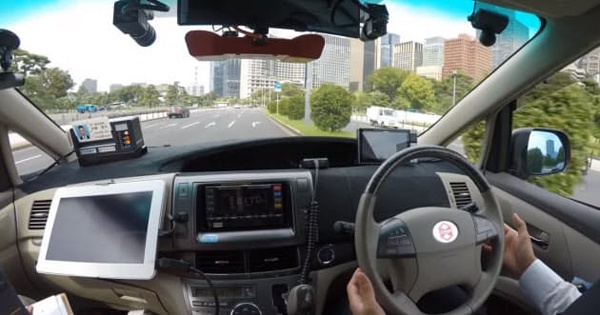 大手町─六本木間を走行する自動運転タクシーの様子。安全性を確保するためにドライバーが同乗している(出所:ZMP)