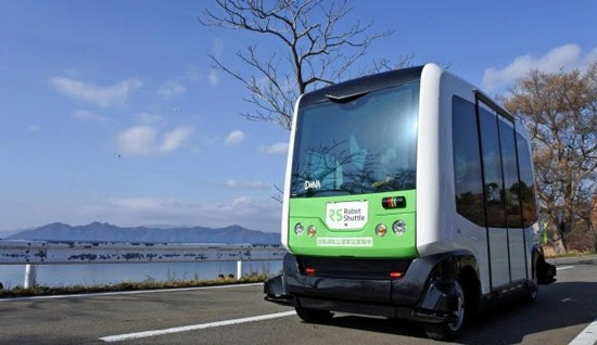 (写真1)秋田県仙北市の公道を走行するロボットシャトル
