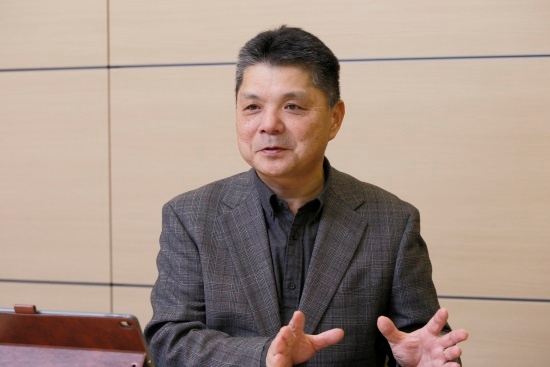 ヴァル研究所代表取締役社長の太田信夫氏。交通事業者はもともと、サービス提供に必要なデータの入手元にすぎなかったが、MaaS事業参入をきっかけに新しいサービスを共に開発していく間柄に変わる。「それが喜ばしく、実績を残したい。私たちの出番が来たと感じる」と話す(以下、人物写真の撮影は尾関裕士)