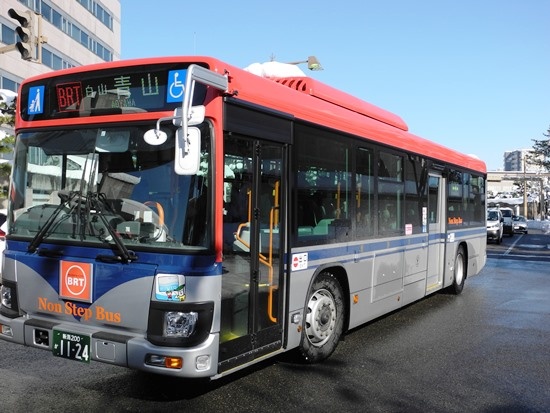 (写真2)BRT萬代橋ラインには従来の車両にBRTのロゴを付けたものも混じる。運賃はどの車両も共通。新潟駅周辺の100円区間を除き、運行区間内は一律210円だ(写真:茂木俊輔)