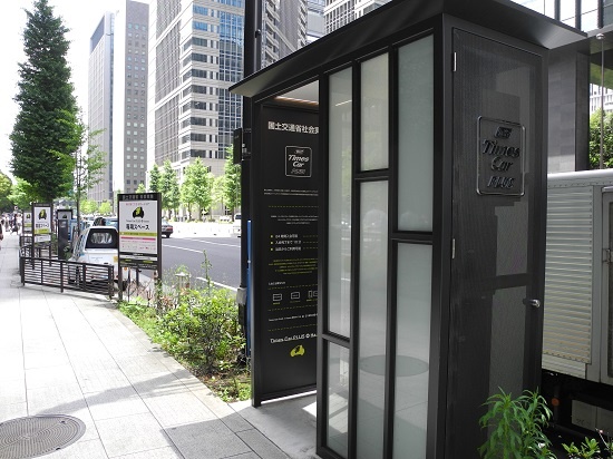 (写真4)大手町のステーションに設置されている無人入会機。この機器を用いれば、入会手続きを24時間いつでも済ませることができる。情報入力、カード情報登録、オペレーター接続、会員カード登録、という手順で最短10分という(写真:茂木俊輔)