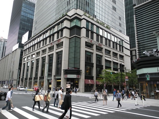 (写真1) 東京・日本橋の商業施設「COREDO(コレド)室町1」。上層階にはオフィスが入居する。右奥には「COREDO室町2」が、右手前には「COREDO室町3」が立地する(写真:茂木俊輔)
