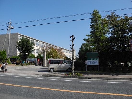 (写真1)高浜市立高浜小学校。見えている校舎が1959年完成のもの。この裏手に別の校舎や体育館が建つ (写真:茂木俊輔)