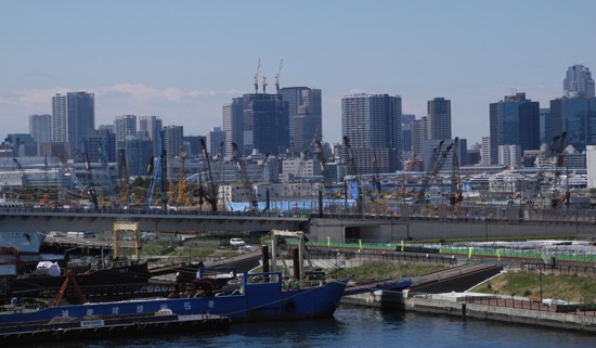(写真1)東京・晴海の選手村地区では、基盤整備の工事が進む。手前に見える橋は、築地市場の移転問題でいまだ開通の見通しが立たない環状2号線(写真:茂木俊輔)