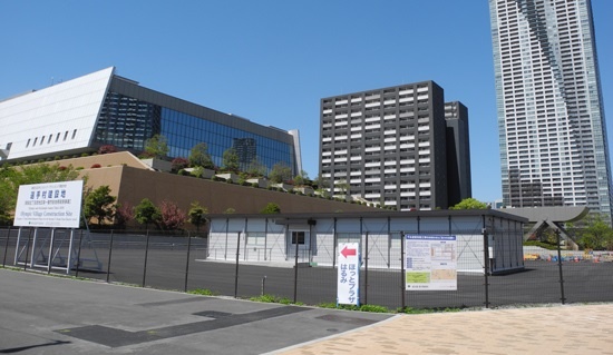 (写真2)水素ステーションの整備予定地。ここから、BRT(バス高速輸送システム)の燃料電池バス車両や選手村地区の市街地へ水素を供給する(写真:茂木俊輔)