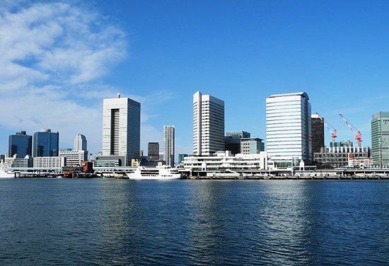 (写真2)海側から浜松町を望む。左端のツインタワーは、シーバンス。少し間を置いて、浜松町ビルディング。右手、建設中のビルが、前編で取り上げた「(仮称)竹芝地区開発計画」の業務棟。それらの間にそびえる2棟のビルは、竹芝ふ頭の再開発で1990年代に完成した賃貸オフィスビルとホテル(写真:茂木俊輔)