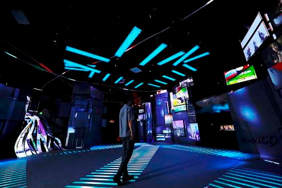 (写真2)東京ドームシティ「Gallery AaMo(ギャラリーアーモ)」で2017年6月から9月まで開催した「TOKYO ART CITY by NAKED」。写真は渋谷のスクランブル交差点を表現したもの。2018年は台北市内で6月から9月まで開催する予定ⓒ2017 NAKED Inc.