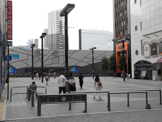 (写真1)計画地はいま、体験型エンターテインメント施設「VR ZONE Shinjuku」として暫定利用中。手前に広がるのが、シネシティ広場(写真:茂木俊輔)