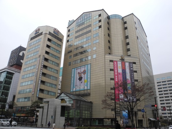 (写真3)2021年度内に営業を終える商業施設「INTER MEDIA STATION(イムズ)」。右手の奥が市庁舎。左手、細長いビルの隣が、福岡ビルとともに再開発される天神コアビル(写真:茂木俊輔)
