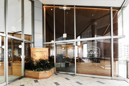 (写真1)「CAFÉ & SPACE L.D.K.」のエントランス。右手がカフェへの、左手がワークスペースへの入り口。コンビニエンスストアや医療機関などが入居する駅前商業施設「小田急マルシェ」の2階に開設された(画像提供:小田急不動産)