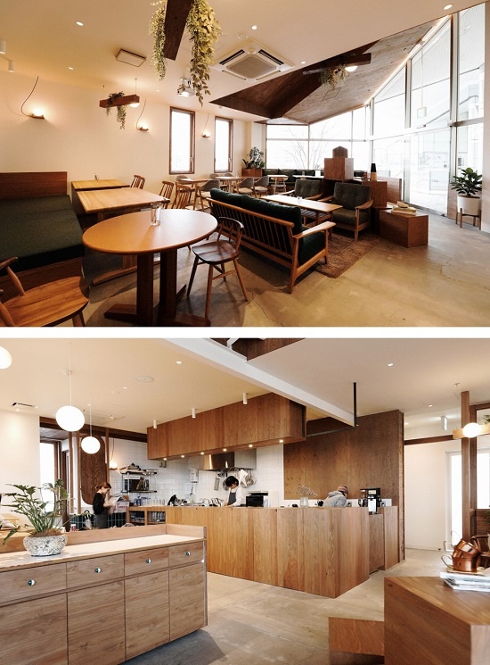 (写真2)「CAFÉ & SPACE L.D.K.」のカフェスペース(写真上)。神奈川県産のスギ材を用いた温かみのある造り。キッチン部分はオープンな造りで開放感にあふれる(写真下)。この奥に、レンタルスペースが並ぶ(画像提供:小田急不動産)