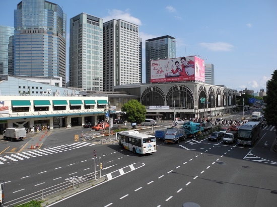 (写真1)品川駅西口。駅前広場に沿って走る幹線道路が、国道15号。この上に人工地盤を整備する。駅の背後にそびえるのは、港南口(東口)のオフィスビル群(写真:茂木俊輔)