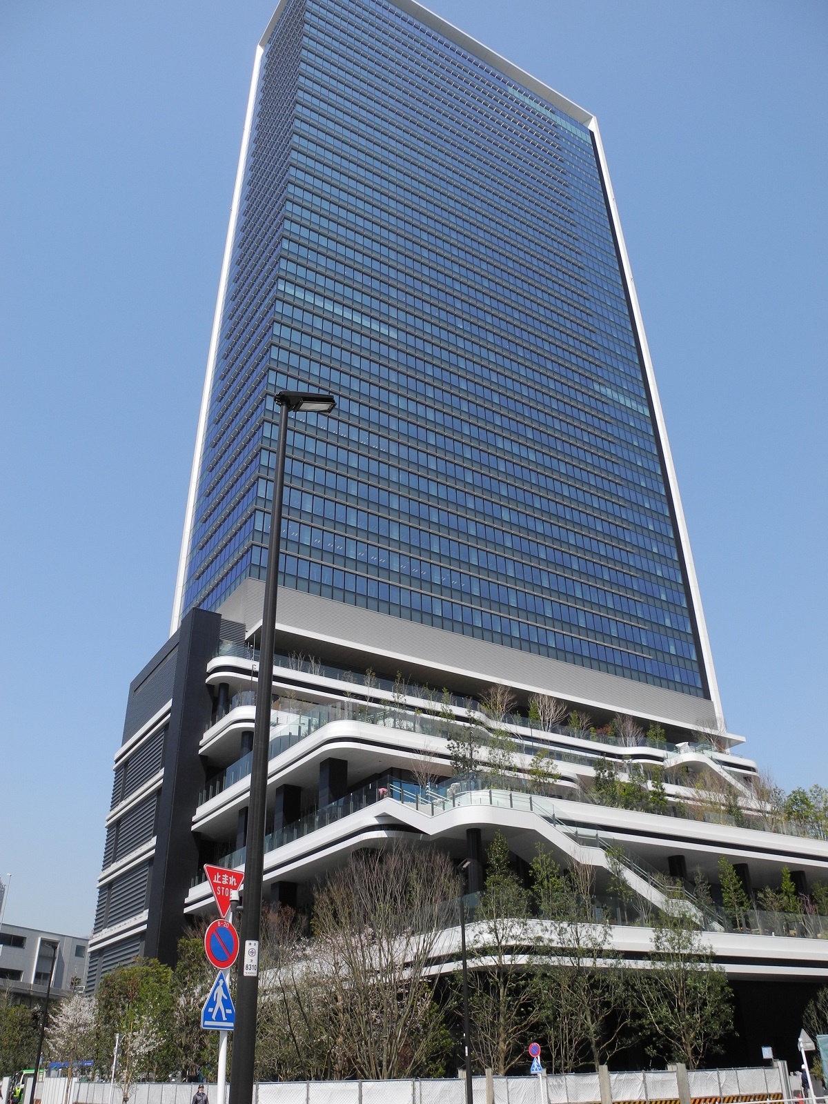  （写真）「東京ポートシティ竹芝」で今年5月に完成する予定のオフィスタワー。メーンテナントとしてソフトバンクが汐留地区から本社を移す。低層部には、「スキップテラス」と呼ぶ緑に囲まれた空間を整備する（写真撮影：茂木俊輔）
