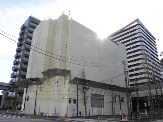 （写真1）東京・竹芝では、浜松町ビジネスマンションの解体工事が進む。右手は、東京ポートシティ竹芝のレジデンスタワー（写真：茂木俊輔）