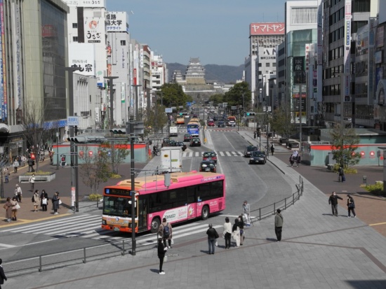 （写真1）兵庫県姫路市の大手前通り。手前がJR姫路駅で正面に見えるのが姫路城。姫路ウォーカブル協議会ではこのエリアでインフラロボットの公道実証実験を検討中（写真：茂木俊輔）