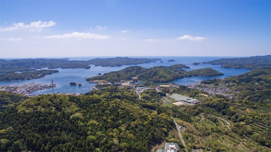 南伊勢町にある五ヶ所湾のドローン写真。入江と陸が交互に重なるリアス式地形は世界三大漁場といわれる三陸地方と同じ(写真撮影:VIVO TV)