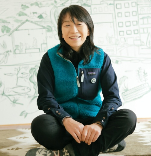 平 由以子(たいら・ゆいこ)氏。 福岡県生まれ。大学で栄養学を学び、証券会社で勤務。大好きな父とのお別れをきっかけに、土の改善と暮らしをつなげるための「半径2kmでの資源循環」を目指して、1997年より活動開始。2004年、青年団の仲間とNPO法人循環生活研究所を立ち上げ、ダンボールコンポストの普及活動を行う(現在は同法人理事)。2019年にローカルフードサイクリングを創業。子どもから高齢者、外国人までコンポストでつながる美味しい食の輪をつくるのが生きがい。メンバーとのお茶の時間を一番大切にしている。行動を最良の学習手段とし、活動をスパイラルアップさせるが信条。趣味はイラストコミュニケーション、レコード・映画鑑賞、愛犬と遊ぶ。著書に『堆肥づくりのススメ』(循環生活研究所)など。