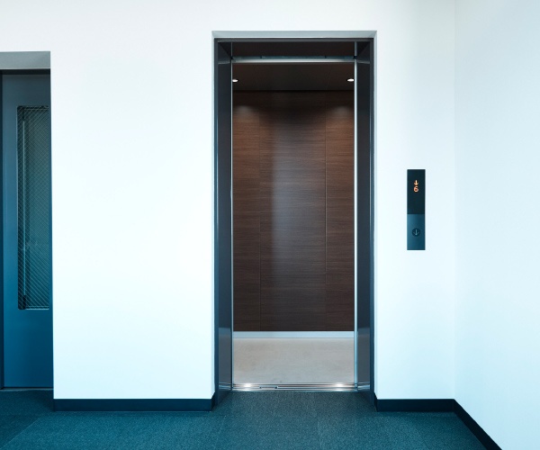 毎日乗る「密室空間」が清新な環境に　エレベーターに空気の質向上を
