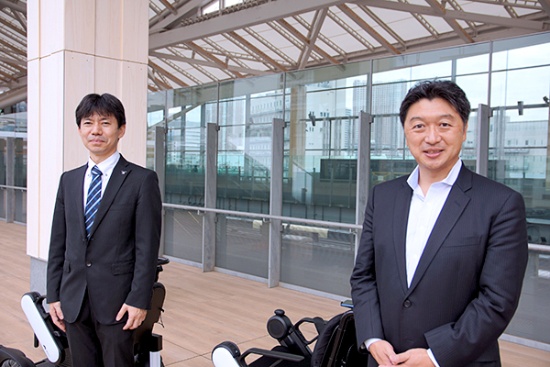 実証実験の実務を手がけるJR東日本商事の大野誠一郎リース・ソリューション本部AI・ロボティクス推進部長(右)とパナソニックの荻島敬司パラリンピック統括部ロボット推進課主務(左)
