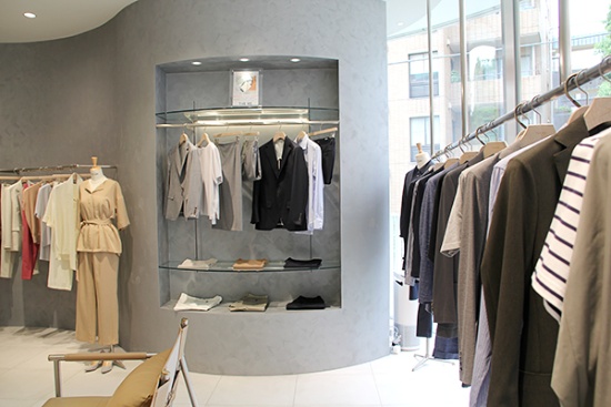 普通のアパレルショップ同様、商品が並んでいるように見えるがすべてサンプルだ(写真撮影:中島有里子)