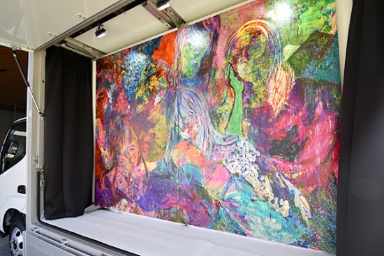 カルチュラルライツが2022年1月現在、アート・トラックに載せている絵画作品の1つ、「眺める色彩のダンス -No1-」。アーティストでカルチュラルライツの理事を務める泉里歩氏によるもの