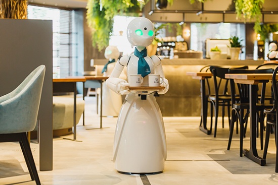 会場となった「分身ロボットカフェ DAWN ver.β」は、オリィ研究所が運営するカフェ。カフェの特徴は、同社が開発したロボットが接客サービスに加わっていること。『OriHime-D』（写真中央のロボット）を通じて接客するのは、障がいや病気などで外出が困難な人である。なおENGE nightのイベントタイトルにある「スナック織姫」は、同社のロボットの名称にちなんだカフェ内のカウンタースペースを指す（写真提供：オリィ研究所）