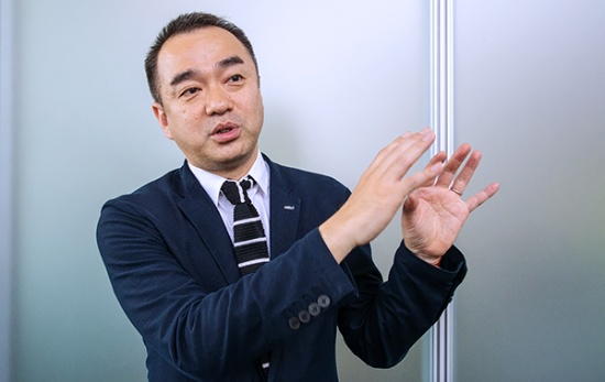ANAでイノベーションの推進を担当している鈴木謙次氏(企画室イノベーション・KAIZEN部担当部長兼イノベーション戦略チームリーダー)。「パーソナルモビリティで、高齢のお客様が抱く不安要素を取り除きつつ、安心・安全、かつ快適な乗り継ぎをサポートできると考えた」と語る