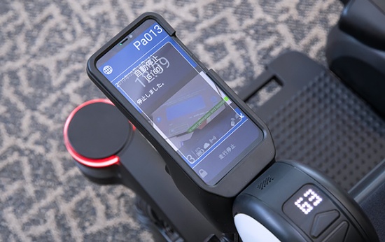 スマートフォンは乗客が気分が悪くなったときにスタッフに知らせる用途などで使う。実用化した際にはフリートマネジメント(車両管理)システムの端末として適用することも検討しているという。車両管理システムを導入すると、空港内のどこでパーソナルモビリティが稼働しているかが一元的に把握でき、運用性が増す