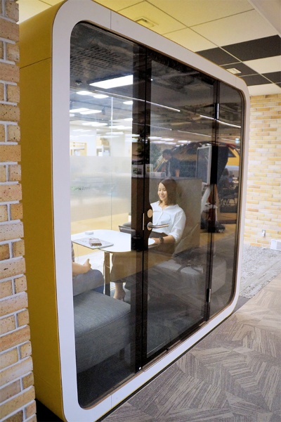 「1on1 Booth」の専用ボックス。内部で1対1のミーティングができる